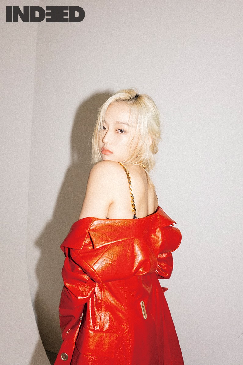 Group CLC (CEL) Jang Ye-eun has released a picture with fashion trend magazine Indid vol.9 to collect Eye-catching.Jang Ye-eun in the public picture perfectly digests various concept black look and intense red jacket and emits infinite charm.Jang Ye-eun showed the audiences admiration of the staff on the spot by showing the contents shooting alone in this picture under the theme of LIVE ON with various poses and facial expressions.An interview with a picture that can meet the charm of Jang Ye-euns pale color can be found through Indide vol.9.Meanwhile, CLC (CEL), which includes Jang Ye-eun, will appear on the online K-culture festival KCON:TACT season 2 on the 25th.