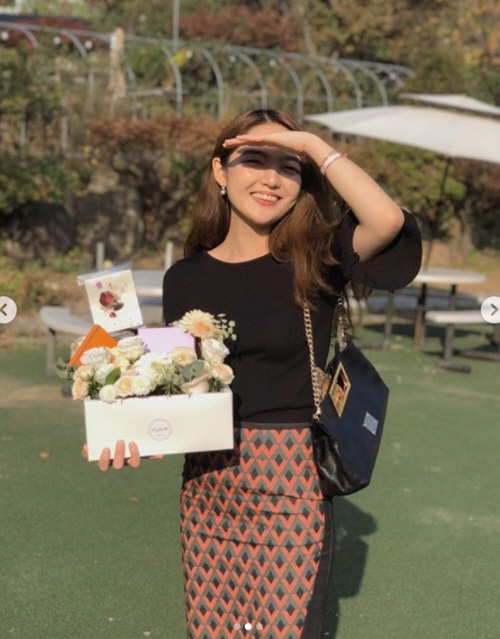Actor Seo Shin-ae shows off her 23-year-old complete lady figureSeo Shin-ae posted a photo on social media on Tuesday with the caption: Good people and a happy time.In the photo, Seo Shin-ae is smiling brightly with a bouquet of flowers, oozing mature charm with skirts and heels.Seo Shin-ae celebrated her birthday on the 20th.Photo: Seo Shin-ae Instagram