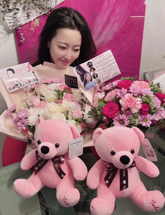 Actor Kim Hee-sun expressed his Alice End testimony.On the 24th, Kim Hee-sun said to his instagram, I would like to say thank you to all those who have loved Alice.I will do it again and love, he said.In the public photo, Kim Hee-sun is making a sad look at the flowers and dolls presented.On the other hand, Kim Hee-sun received a favorable response from SBS Kimto Drama Alice through the time traveler Park Sun Young and the physicist Yoon Tae Lee.Alice ends this day.