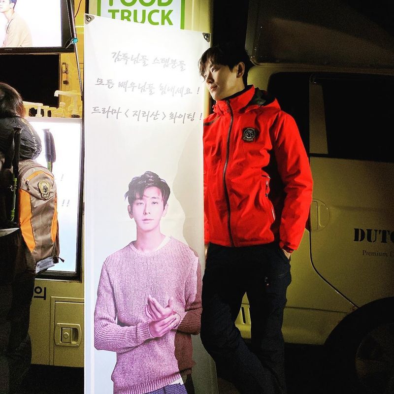Actor Ju Ji-hoon has released a picture of Coffee or Tea Gift certified by Jinyoung.Ju Ji-hoon posted a picture on his instagram on October 24 with an article entitled I lived because of Jinyoung.Ju Ji-hoon in the public photo poses with a banner in front of Coffee or Tea given by Jinyoung.The banner says, I support the luxury actor Ju Ji-hoon, actor Jinyoung.Ju Ji-hoon will appear in TVNs new drama Jirisan with luxury actors such as Jeon Ji-hyun, Seongdong-il and Oh Jeong-se.Lee Ye-ji