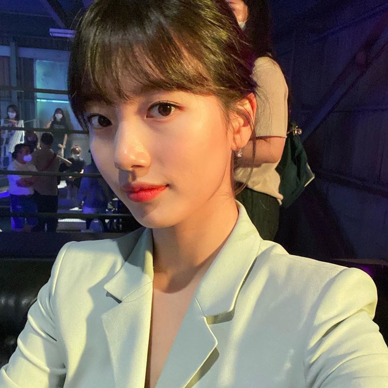 StartUp Bae Suzy, Nam Joo-hyuk Waiting for Self.. Beautiful looks tired even saying its pretty Actor Bae Suzy encouraged the shooter ofStartUp.On October 24th, Bae Suzy posted on his Instagram account, When will it go wrong.. I took a selfie while waiting for you. If you dont know, I hope you know. ㅅr number..In the photo, behind Bae Suzy, the busy shooting site ofStartUp is intact. Bae Suzys beautiful beautiful looks, who do not lose their light even in busy shooting, catch the attention.The witty, encouraging real shooters with stylish phrases, also evokes a warm smile.As a result, netizens responded with Im so pretty today, Ill pop right away when Dosan sees me, and Ill definitely do it today.Meanwhile, Bae Suzy is appearing in tvN dramaStartUp with Nam Joo-hyuk. StartUp is broadcast every Saturday and Sunday at 9 PM.