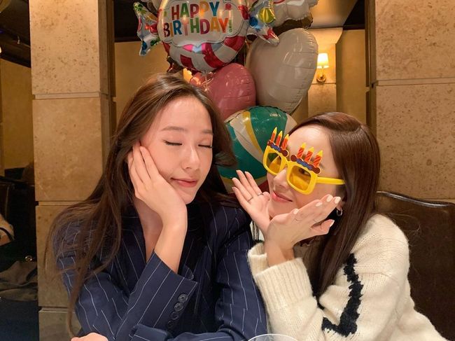 Krystal Jung, an actor from girl group f (x), celebrated her birthday with Sister Jessica.On the 24th, Krystal Jung posted an article and a photo called red but not drunk on his instagram.The photo shows Krystal Jung, who celebrated his birthday, celebrating it with Sister Jessica.Jessica is wearing glasses with birthday cakes painted for her brother and is charming.Krystal Jung is red-faced, and Krystal Jung is eye-catching by saying that he did not drink alcohol.Meanwhile, Krystal Jung is currently appearing on the OCN weekend drama Surch.