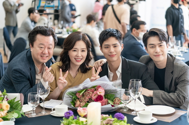 The Youth Record is warmly moved to the end.The TVN monthly drama Youth Record, which left only two times to the end, unveiled the awards scene of Samingi (Han Jin-hee), who was on a special Top Model as a senior model on October 25.Sa Hye-joon (Park Bo-gum), who has taken his place for Pabbie, and Danger, a cheerful man with the whole family, raise expectations.In the ongoing Danger, Sa Hye-joon began to shake. He became a star of all people, but the lonely reality followed.There were malicious comments and speculative articles in the period, and the days when it was difficult to keep precious things increased.Although Sa Hye-joon, who has been holding firm, he stood at the edge of the cliff on the notice of his lover, Ahn Jeong-ha (Park So-dam).There is a growing question about the ending of what choice Sa Hye-joon will make, with no dreams, love, and no place to retreat.Samingis special Top Model continues, as Samingi, who attended a senior model academy at the suggestion of her grandson Sa Hye-joon, also stood out at the academy and advanced to the TV advertising model.Samingi, who was sorry for the past when he was burdened without doing anything to his son, wanted to be a father recognized by his son Lingnan (Park Soo-young).Lingnan, who was born and liked to fly for the first time with his father, gave a warm heart.In the meantime, the public award scene of Pabbie Samingi stimulates curiosity. Sa Hye-joon, who attended to celebrate Pabbie, was also caught on the busy schedule.I feel a special feeling on his face as he delivers his award-winning impressions, and it is interesting to see Lingnan tearing at a word from his father.Especially, the warm appearance of the family of Sa Hye-joon, who records a special day, adds to the clutter.The Youth Record has brought empathy to the reality by realistically unravelling the story of the family who shared his growth with the single Top Model of Actor aspiring Sa Hye-joon.The growth record written by young people living today was the Top Model for dreams, courage and conviction to stand up again in frustration, and love and shining friendship.The heartwarming stories of families who support their growth in their own way also decorated a page of the Youth Record, which is the focus of attention on the last page they will complete.The Youth Record, which left the end two times, depicts the powerful leap of three youths against Danger.There were always family members around the youths, who would convey each others hearts and warmly decorate a page of the Youth Records, the production team of the Youth Records said.Sa Hye-joon makes an important resolution to protect the precious people. Please expect an ending to the Youth Record, he said.