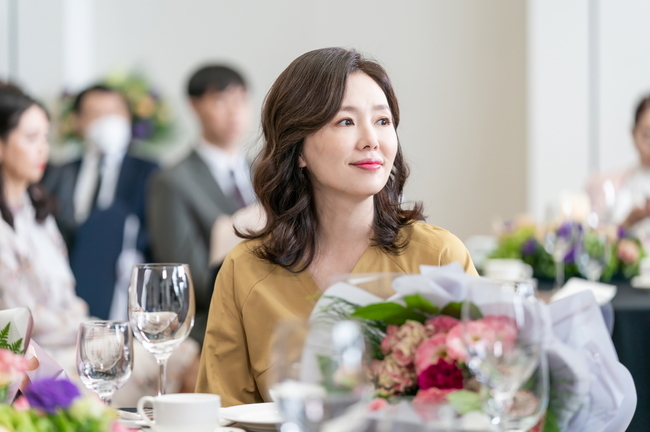 The Youth Record is warmly moved to the end.The TVN monthly drama Youth Record, which left only two times to the end, unveiled the awards scene of Samingi (Han Jin-hee), who was on a special Top Model as a senior model on October 25.Sa Hye-joon (Park Bo-gum), who has taken his place for Pabbie, and Danger, a cheerful man with the whole family, raise expectations.In the ongoing Danger, Sa Hye-joon began to shake. He became a star of all people, but the lonely reality followed.There were malicious comments and speculative articles in the period, and the days when it was difficult to keep precious things increased.Although Sa Hye-joon, who has been holding firm, he stood at the edge of the cliff on the notice of his lover, Ahn Jeong-ha (Park So-dam).There is a growing question about the ending of what choice Sa Hye-joon will make, with no dreams, love, and no place to retreat.Samingis special Top Model continues, as Samingi, who attended a senior model academy at the suggestion of her grandson Sa Hye-joon, also stood out at the academy and advanced to the TV advertising model.Samingi, who was sorry for the past when he was burdened without doing anything to his son, wanted to be a father recognized by his son Lingnan (Park Soo-young).Lingnan, who was born and liked to fly for the first time with his father, gave a warm heart.In the meantime, the public award scene of Pabbie Samingi stimulates curiosity. Sa Hye-joon, who attended to celebrate Pabbie, was also caught on the busy schedule.I feel a special feeling on his face as he delivers his award-winning impressions, and it is interesting to see Lingnan tearing at a word from his father.Especially, the warm appearance of the family of Sa Hye-joon, who records a special day, adds to the clutter.The Youth Record has brought empathy to the reality by realistically unravelling the story of the family who shared his growth with the single Top Model of Actor aspiring Sa Hye-joon.The growth record written by young people living today was the Top Model for dreams, courage and conviction to stand up again in frustration, and love and shining friendship.The heartwarming stories of families who support their growth in their own way also decorated a page of the Youth Record, which is the focus of attention on the last page they will complete.The Youth Record, which left the end two times, depicts the powerful leap of three youths against Danger.There were always family members around the youths, who would convey each others hearts and warmly decorate a page of the Youth Records, the production team of the Youth Records said.Sa Hye-joon makes an important resolution to protect the precious people. Please expect an ending to the Youth Record, he said.