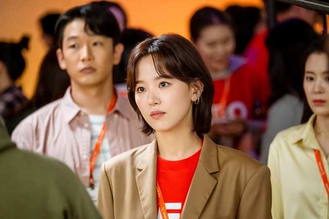 Bae Suzy and Kang Han-Na meet as sparking CEO rivalsIn the 4th episode of TVNs Saturday drama StartUp (directed by Oh Chung-hwan/playplayplay by Park Hye-ryun), which will be broadcast on October 25, Seo Dal-mi (Bae Suzy), Namdosan (Nam Joo-hyuk), and Won In-jae (Kang Han-Na) encounter at the gateway to move into an excelerating space that helps the growth of StartUp.In the last broadcast, Seo Dal-mi dreams of reversal, and Namdosan challenged StartUp to make misunderstandings of Seo Dal-mi a reality, and Won Jae-jae was no longer used and abandoned.Above all, the three people who passed the first round of Sandbox move in are facing a competition (an event in which participants form a team to complete a business model within a limited period of time as a compound word of Hackathon and Hackathon, the second gateway, which is a situation where tension is rising.In the photo released, it is more curious to see the appearance of Seo Dal-mi, Won Jae-jae, and Namdo Mountain, who are receiving the attention of two people in one body, wearing a T-shirt with the same phrase CEO.Namdosan, who stands between the two women as if he is in the crossroads of choice, is in trouble with his head down.Namdosan confessed his favorite heart to Seo Dal-mi, but the CEO, who is in fact a necessary person in addition to his technical skills, is close to an elite cause with already proven abilities.It raises exciting expectations about who he will hold.