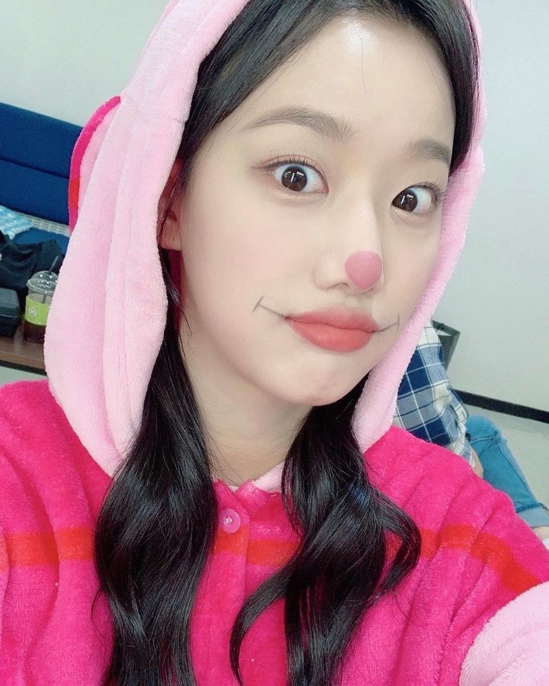 April Na-eun has turned into a figlet.On October 25, Aprils official Instagram posted a picture of a Na-eun person dressed as a piglet with the article Waiting for Halloween Day and appearing in a piglet bag is so cute that I am so cute.In the photo, Na-eun is perfect with a peaglet after finishing not only costume but also face make up. It is lovely to see her ears and smile brightly.The netizens responded laughing and cute and lovely.seo yu-na
