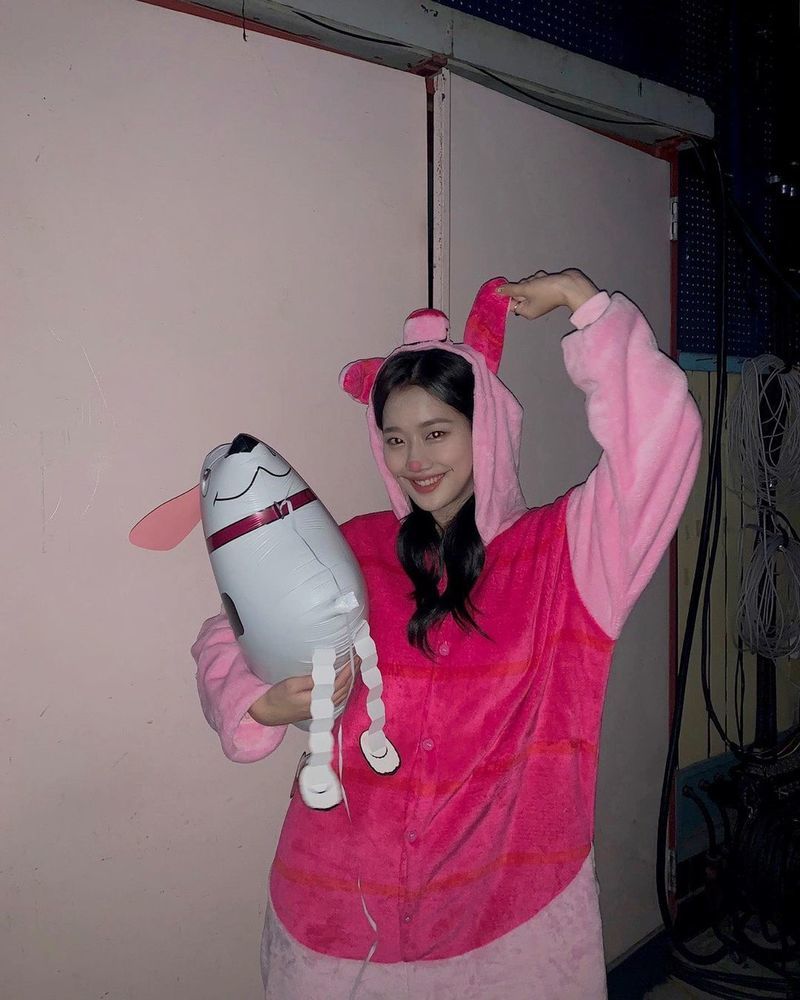 April Na-eun has turned into a figlet.On October 25, Aprils official Instagram posted a picture of a Na-eun person dressed as a piglet with the article Waiting for Halloween Day and appearing in a piglet bag is so cute that I am so cute.In the photo, Na-eun is perfect with a peaglet after finishing not only costume but also face make up. It is lovely to see her ears and smile brightly.The netizens responded laughing and cute and lovely.seo yu-na