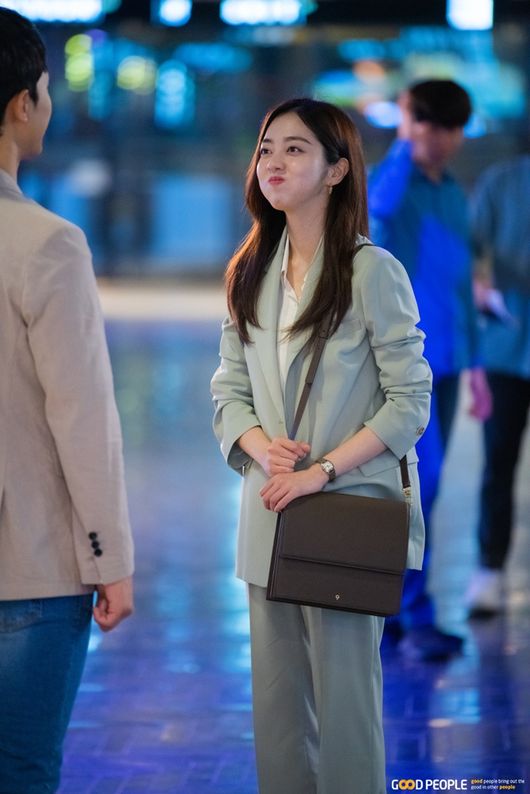 The number of cases Baek Soo-mins solo escape The first Date behind-the-scenes photo causes excitement.Baek Su-mins agency, Kyung People, released a behind-the-scenes photo of Han Pearls lovely charm, which is JTBC gilt drama The Number of Cases (playplayplay by Cho Seung-hee, director Choi Sung-beom, production JTBC studio and content writing).In the photo, Baek Soo-min is doing his first date in a movie theater after receiving an active dash from Jun-young (Kang Yoon-je) in the drama.Baek Su-min melted the throbbing and sweet feelings of the first Date into his melodrama eyes, and it is also attractive to see him put a cute expression on his cheeks with a wide air.In addition, Baek Soo-min took a drink and made a playful chic look and made the scene cheerful.Baek Soo-min plays a 28-year-old solo tester, Pearl, who has not done Love once in the Number of Cases, and shows her wry and cute charm.Pearl, who had been hurt by love for the time being, made a date with Junyoung in the 8th broadcast on the 24th and had the expectation of escaping from the mother solo.I was surprised by Junyoungs text message to watch the movie, or after Date, I was attracted to the audience by acting a sweet feeling of playing my first love.Baek Soo-min perfectly expresses Pearls lovely charm based on her solid acting ability in the number of cases and expects the story of Pearl to be unfolded in the future.