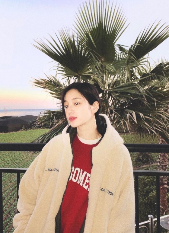Lee Yu-bi posted several photos on his instagram on the 24th with an article entitled I have to shoot well tomorrow ... Jeju Black pig early and early.Lee Yu-bi in the open photo poses in the background of Jeju Island nature.Lee Yu-bi stood in front of a palm tree, showing off her dreamy atmosphere and boasting of her still innocence.The netizens who encountered this showed various reactions such as My sister is still fighting and Do a good shot.Meanwhile, Lee Yu-bi is appearing on KBS Joy entertainment program Selub Beauty 2.Lee Yu-bi is the daughter of Actor Kyeon Mi-ri, and Lee Yu-bis brother Lee Da-in is also active as Actor.
