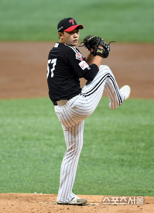 LG is the second-largest player on the current list, but the leadership has been passed to KT.Even if LG wins the remaining 2Kyonggi, KT will take all 4Kyonggi and KT will finish second in the 2012 Korea Professional Baseball season.Therefore, LG will have to prepare for the full-scale war in Jamsil-dong Hanhwa on the 28th and Munhak SK on the 30th.Mound operations, reminiscent of the so-called postseason, can be used to win ranking competitions and test postseason stage tests.It was already the case in Changwon NC on the 24th.LG made the first mid-season start since the Jamsil-dong Doosan match on May 7, as former coach Ryu Jung-il predicted.Once a postseason starter (Kacey) Kelly Clarkson, Jeong Chan-Heon and Im Chan-kyu are definite, Ryu said.And I think I should go to Lee Min-ho, Kim Yun-stock, and South Lake with +1.We have not yet confirmed who will be the first to make the postseason four and +1, he said.However, the trouble is not over.Anyway, we also have to find a fourth pitcher to sit behind Kelly Clarkson, Jeong Chan-Heon and Im Chan-kyu in the postseason.If he goes straight to the playoffs, he will be in second place. I think there is no (Chan) Wu Chan and (Tylar) Brian Wilson.Brian Wilson told to be calmly prepared.I think we should aim for the postseason rather than the remaining 2012 Korea Professional Baseball season Kyonggi, he said.The best-case scenario is Brian Wilsons return but if its not worth it, Lee Min-ho and Kim Yun-stock may have to be re-in the starting lineup.Lee Min-ho and Kim Yun-stock, who played in the middle of the game, are expected to finalize the postseason starters by combining the condition of Hanhwa and SK.