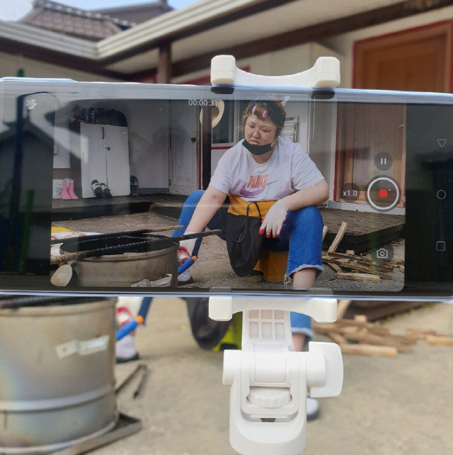 Gag Woman Lee Guk-joo shares routineLee Guk-joo posted a picture on his Instagram on the 26th, saying, Yangpyeong station gang, my Meat touch will die.The picture shows Lee Guk-joo, who is preparing to make Food; Lee Guk-joo, who is using the torch to light it.He was laughing, his hair rolled on his bangs.Lee Guk-joo said, I am afraid to see what the Force is. I have to upload YouTube quickly, please wait a little.Meanwhile, Lee Guk-joo is appearing on tvN comedy big league.