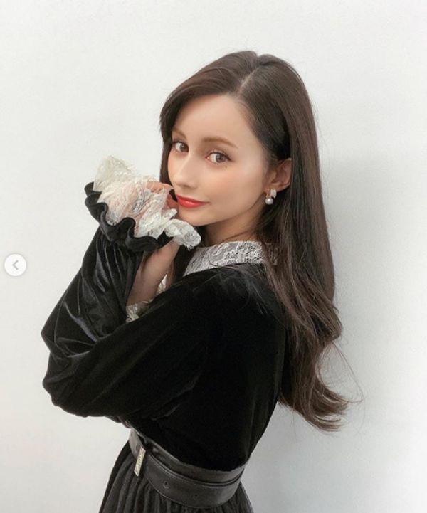 Akemi Darenogare, a Japanese Model, mentioned the past unfounded Lee Min Ho and his relationship.Akemi Darenogare posted a photo of her instagram  with her former female professional wrestler and actor Akira Hokuto on the 24th, saying, I was confLee Yong by Mr. Hokuto becaLee Yong of the Misinformation that I am dating a Korean person who likes Hokuto.I said Obo and he laughed, he wrote.Earlier in August, Akemi Darenogare praised Lee Min Hos height and appearance in his Insta Live.Since then, Akemi Darenogare has revealed to netizens that he has received a DM called Do you two date? And said he does not associate with Lee Min Ho.However, at the time, the Japanese media questioned whether it was a autobiographical drama that attracted attention by using Lee Min Ho for this behavior of Akemi Darenogare.There was no devotional report, and DM was also a unilateral claim by Akemi Darenogare.In the meantime, he Lee Yong the meeting with Akira Hokuto, known as Lee Min-hos fan, to remind him of Lee Min-ho and his enthusiasm for not being base.In other words, if you told Akira Hokuto Obo, there should be an article accordingly, becaLee Yong only the one-sided story of Akemi Darenogare existed at that time.Akira Hokuto, mentioned by Akemi Darenogare on Instagram  , has publicly revealed several times that she is a fan of Lee Min Ho.