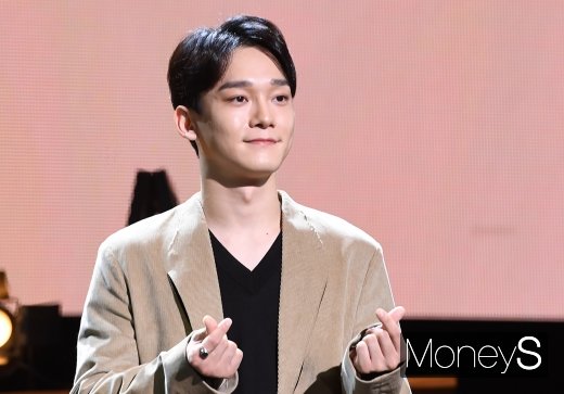 On the 16th, Chen posted a handwritten letter through SMs official fan community app Lisson ahead of Enlisted and announced the Enlisted news directly.He said, I will do my duty to my body and mind healthily so that I can greet you with a more grown appearance during my service, so I hope you will be as beautiful and healthy as you are now.