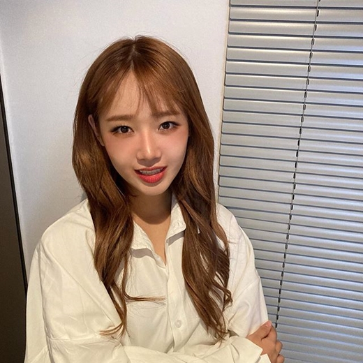 Choi Yoo-jung, youre getting pretty...and chic is perfect match Girl group Weki Meki member Choi Yoo-jung, 21, has revealed her current status.Choi Yoo-jung posted a picture on the Instagram on the 25th, saying, My aunt is taking a good picture.Choi Yoo-jung, who is a bright brown hair colored with a hair color, poses with her long hair naturally hanging down from a thick wave.Choi Yoo-jung, who dressed up in a white shirt and showed off his neat style, looks at the camera and shines languidly.In the photo that is making a chic expression, there is a very different atmosphere from the image of Choi Yoo-jung, which is usually youthful and cute.Especially, Choi Yoo-jungs extraordinary beauty catches the eye. Netizens responded Yu-Jeong love you.