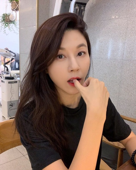 Actor Kim Ha-neul flaunts unrivaled Beautiful looksKim Ha-neul posted two photos on his Instagram on the afternoon of the 26th with a hashtag called #18 Again and # Aitin Again.The photo shows Kim Ha-neul staring at the camera with long wave hair hanging down.Especially, he shook the hearts of fans with a beautiful appearance like a true face genius.On the other hand, Kim Ha-neul is in the process of playing announcer Jung Da Jung in the comprehensive channel drama 18 Again.
