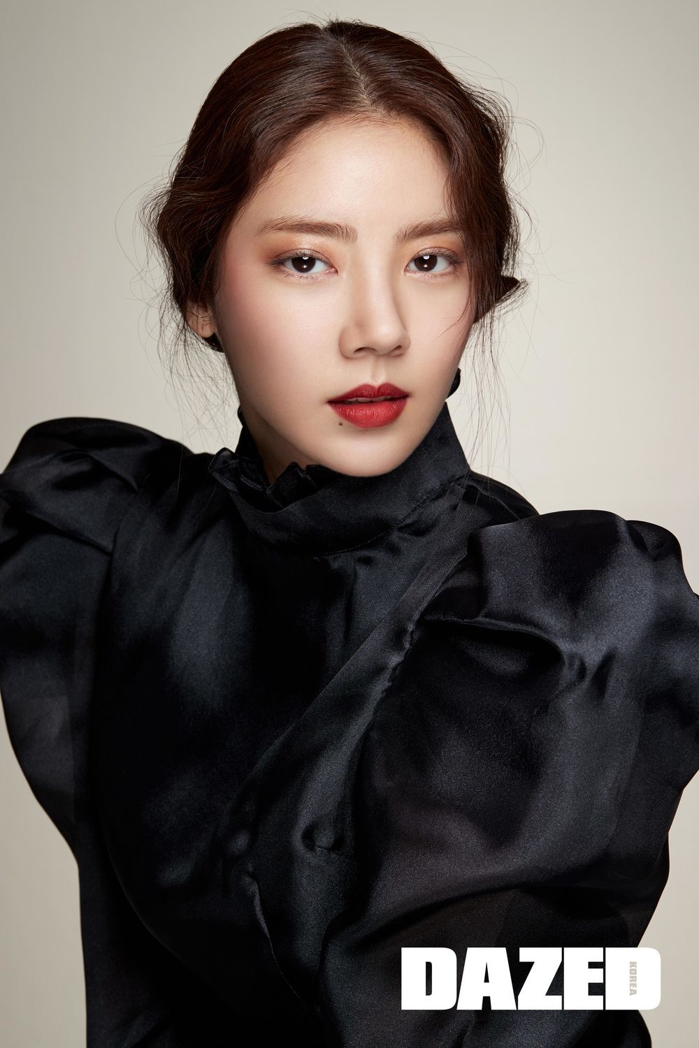 A sensational makeup picture of Singer and actor Son Dam-bi has been released.Magazine Days released a beauty pictorial of Son Dam-bi with a makeup brand on October 26.Son Dam-bi in the picture showed four colorful makeup look that is good for autumn and winter with various products including high lighting concealer and lipstick.Nutral look, which shows sleek and subtle base makeup, as well as The Holiday party look, you can get a glimpse of the colorful makeup look that has been hard to see from her these days.Singer Son showed off his glamor as if he had returned to the Dam-bi days.Park Su-in