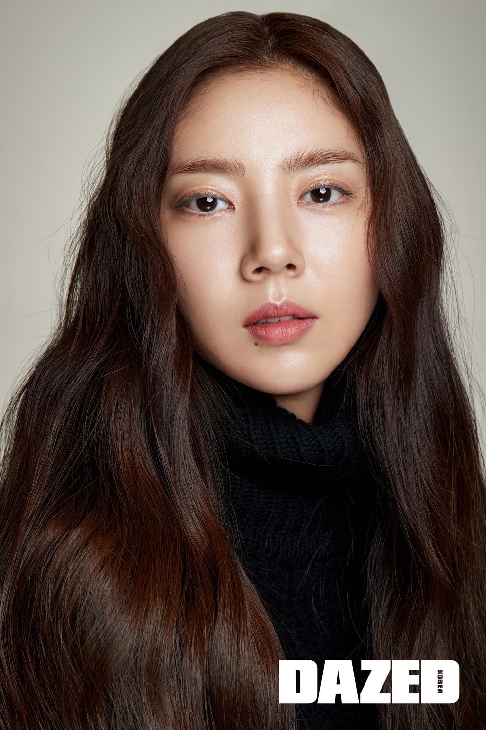 A sensational makeup picture of Singer and actor Son Dam-bi has been released.Magazine Days released a beauty pictorial of Son Dam-bi with a makeup brand on October 26.Son Dam-bi in the picture showed four colorful makeup look that is good for autumn and winter with various products including high lighting concealer and lipstick.Nutral look, which shows sleek and subtle base makeup, as well as The Holiday party look, you can get a glimpse of the colorful makeup look that has been hard to see from her these days.Singer Son showed off his glamor as if he had returned to the Dam-bi days.Park Su-in