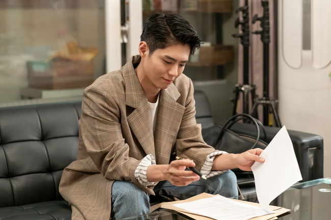It is hard to imagine Sa Hye-joon, not Actor Park Bo-gum.Park Bo-gum played the role of A Meritorious Retainer in TVN drama Record of Youth.Record of Youth, which ends on October 27, deals with the growth of youths who are trying to achieve their dreams and love without despairing on the wall of reality.Since its first broadcast on September 7, it has cruised without missing the first place in the same time zone.The ratings, which started with 6.3% (based on the nationwide Nielsen Korea pay-per-view platform), rose to 8.2%, maintaining stable figures throughout the airing.According to Good Data Corporation, a TV topic analysis agency, Record of Youth ranked first in the drama topic for two consecutive weeks as of October 20.In particular, Park Bo-gum was ranked # 1 for the seventh consecutive week until October 3 after reaching the top of the drama cast in the first week of September.Among them, the main character Park Bo-gum was prominent inside and outside the drama.Park Bo-gum, who is serving as Navy on August 31, is said to have done his best to Record of Youth, which was the last film before enlistment.Sa Hye-joon, who he played, overcomes various trials and grows from model to top actor.Park Bo-gum, who started his career as an actor, is the back door that he practiced in a while by referring to various materials such as fashion show runway video, picture, interview before shooting in order to show awkwardness as a model.The role of the field atmosphere maker was also up to Park Bo-gum; the pre-production, planned Record of Youth shoot, was completed on August 23.However, the relationship between Actors continues: Actors communication continues with the opening of a group Kakao Talk chat room by Park Bo-gum.Actor Lee Jae-won, who played as Sa Hye-joons brother, Sa Kyung-joon, recently said in an interview with the company, Although it was a pre-production drama, the prosecutor has been communicating since he created a group kakao chat room.As with all the Dramas, by the time I was shooting 13 to 14, I felt really comfortable, like a family, and I wanted to shoot up to 30 copies, not 16.Actors were very happy to talk with each other. At the end of the shooting, I was really busy, but the assistant presented the handwritten letter to the actors.A Drama official said, Park Bo-gum played a role in raising the atmosphere on the set.Although the main character was relatively large and the shooting schedule was tight ahead of the enlistment, the atmosphere was always good, not only for fellow actors but also for other actors agency officials and staffs in the field.I would have been tired, but I gave a greeting to the staff first. I also tried to get a cameo. I asked Hyeri, who appeared on TVN Respond 1988 in 2015, to make a special appearance and make a casting.Hyeri said, Park Bo-gum is not a god who appears, but I was very grateful and grateful for paying close attention to busy schedules such as visiting the scene and giving me a snack or snack.Even after enlistment, I was able to confirm the extraordinary passion of Park Bo-gum, which poured into Drama.Every Monday and Tuesday at 10:20 pm, the time of the end of the drama, he posted a photo of the Record of Youth Actors on his official SNS, a picture of the drama.Considering the situation that the Internet cannot be used after enlistment, it is known that it used the Twitter reservation function before enlistment, which reveals the responsibility for promoting the work and the affection for viewers and fans.Record of Youth ends with 16 episodes broadcast on the 27th.As I dreamed, I became a star who is loved by everyone, but I am curious about the ending of what kind of Choices I will do, facing the lonely reality that is difficult to keep my precious family, lovers and friends.The production team predicted that they would show the ending of Record of Youth. The production team said, There were always families around the youth.They will convey each others sincerity that they have not said, and will warmly decorate a page of Record of Youth. Sa Hye-joons firm determination to protect precious things and Choices will be full.