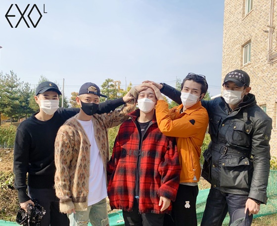 Chen entered the training camp on the 26th and received basic military training before starting his military service as an active duty.As quietly as he expressed his intention to end it, the endlisted time and place was private.On this day, EXO fan club community Leeson revealed Suho, Baekhyun, Chanyeol and Sehun gathered to see Chen.In the open photo, Chen is posing with Suho, Baekhyun, Chanyeol and Sehun.Chen surprised fans in January last year when she announced news of marriage and pregnancy; she recently held her daughter in her arms.