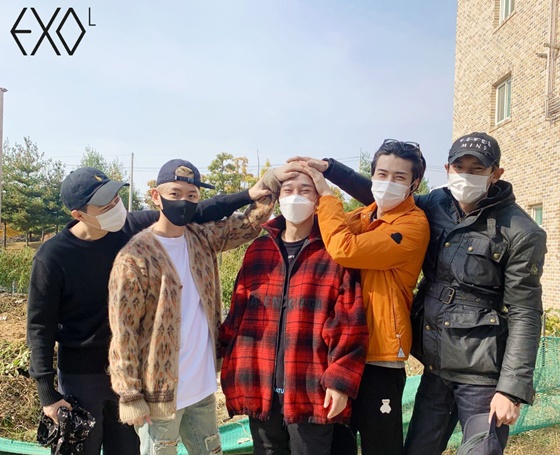 Chen entered the training camp on the 26th and received basic military training before starting his military service as an active duty.As quietly as he expressed his intention to end it, the endlisted time and place was private.On this day, EXO fan club community Leeson revealed Suho, Baekhyun, Chanyeol and Sehun gathered to see Chen.In the open photo, Chen is posing with Suho, Baekhyun, Chanyeol and Sehun.Chen surprised fans in January last year when she announced news of marriage and pregnancy; she recently held her daughter in her arms.