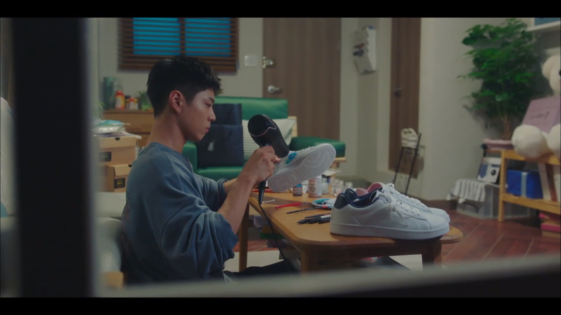 The Record of Youth Park Bo-gums fever made the hearts of viewers feel bad.In TVN Mon-Tue drama Record of Youth broadcast on the 26th, Park So-dam said farewell to Park Bo-gum.The reality that the word love became more like a habit made them hard, and decided to end the resting love, and Sa Hye-joon was sore and chewing on his pain.Manager Lee Min-jae (Shin Dong-mi) also tried to fix the situation by distributing a refutation article called unfounded.Ahn Hye-joon, who did not know this, complained that he visited Lee Min-jae and asked him about his doctor as well as his doctor. I do not want to be infringed on my life according to my situation.I know that it was an act for myself, but in Sa Hye-joons position, protecting the stability was the first priority.Sa Hye-joon prepared the event for the stability that would have hurt him by this incident, as he promised his unchanging love, leaving happy moments as a picture and presenting the only shoes, but it was counterproductive.I knew the sincerity of Sa Hye-joon in a stable gift, but I was hurt once again by my mothers snobbish thought that she would meet with Sa Hye-joon and benefit economically.The drama, which Sa Hye-joon appeared in, also had problems with the ongoing drama, and the atmosphere of the scene was cold due to the drop in ratings, and the advertising company was also dissatisfied.In a situation that is not getting better, Lee Min-jae asked Sa Hye-joon to release the letter, but he wanted to keep his conviction saying he could still endure it.Sa Hye-joon, who had a hard time and stayed, finally separated.Remember when I say Im sorry if I love you? said the lucky stable. Im sorry when I met you.I could only say that I am sorry for the question, and I know that Sa Hye-joon is harder than anyone else, so I am stable. I will not do what I get now.I want to go back to my daily life before I love you. The tears of Sa Hye-joon, who blamed himself for not being able to keep his promise that he would do better to never say sorry to his beloved lover, have brought empathy.The reality of being able to keep the precious things, though he fulfilled his dream of Actor, made him unhappy.Meanwhile, the final episode of tvN Mon-Tue drama Record of Youth will be broadcast today (27th) at 9 p.m.