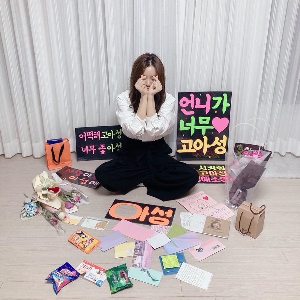 Actor Go Ah-sung thanked the fans who gave the stage greeting Cheering.Go Ah-sung posted a picture on his Instagram on October 26 with an article entitled Thank you very much for the people who Cheering Busan/Daegu stage greetings, I love you.In the open photo, Go Ah-sung flew a hand heart and took a certified photo with a gift from the fans. Especially, he focused on the happy Go Ah-sung.The movie Samjin Group English TOEICBAN starring Go Ah-sung was released on October 21st.Yeji Lee