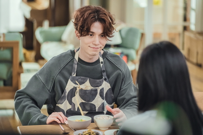 Lee Dong-wook Jo Bo-ah showed Sulem Two Shot.TVNs Drama The Tale of a Gumiho (directed by Kang Shin-hyo/playplayplayed by Han Woo-ri) unveiled Lee Dong-wook Jo Bo-ahs fresh moon house Date on October 27.This is a scene where Yiyeon and Nam Jia eat together at the house of Nam Jia and watch movies and enjoy small daily dates.Yiyeon appears in the kitchen as if he has transformed into a rice cooker, and he shows his cooking skills.Nam Ji-ah hands Yiyeons favorite food, Mint Chocolate Ice Cream, which brings out Yiyeons impression, and informs the introduction of Minchodan, such as eating mint chocolate Ice cream deliciously.Above all, Yiyeon and Nam Jia are leaning comfortably against each other and showing a friendly gaze toward each other, proving the closer relationship.Moreover, Yiyeon, who had a big smile with the challenge of spicy chicken feet, showed a surprise at something, while Nam Ji-ah, who was full of girl crushes, is showing a smile of sunshine and raising expectations for Lovely Date.Lee Dong-wook, Jo Bo-ahs supermoon house Date scene was filmed last August.While preparing for the filming, the two men looked at the movement line and laughed with a bright expression while matching the lines, encouraging a lively energy on the scene.When the full-scale shooting began, the two people completed a two-shot shot full of loveliness, like a picture with a fantasy chemistry that was right, and led to the admiration of the scene.bak-beauty