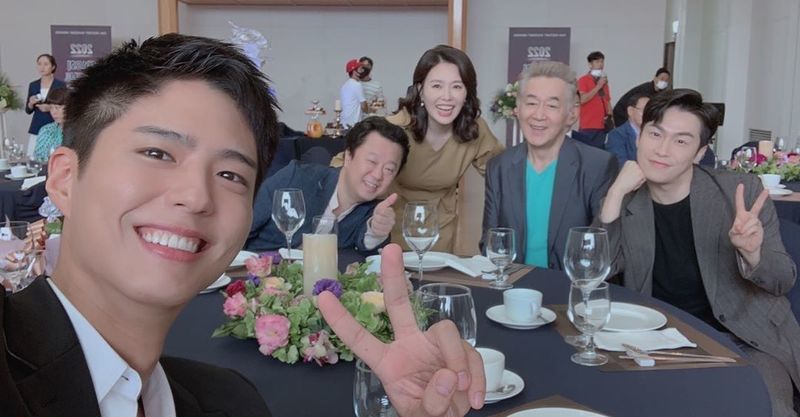Actor Ha Hee-ra delivered his closing remarks ahead of the end of the TVN drama Record of Youth.Ha Hee-ra wrote on October 27th, Mr. Han Jin-hee (Healthy ~) who always treated me like my father warmly, and Park Soo-young (Happy ~) who gave me a warm smile so that I could always play comfortably, as well as Lee Jae-won (Blessing to be a father) who gave me a smile with a wonderful smile. It was a short time (meet me in a healthy way) but I laughed, cried, was happy and thanked at the fence called Family!!I love you!! I will support the Record of Youth and I will remember and put it in my heart. In the photo, Ha Hee-ra is taking a self-portrait with a wide smile with Park Bo-gum, Han Jin-hee, Lee Jae-won and Park Soo-young.The affectionate appearance of the likes of Family and the sunny visuals of Park Bo-gum made it impossible to keep an eye on them; their chemistry added to the regret of the end.Meanwhile, Record of Youth, starring Ha Hee-ra, will end today (on 27th).