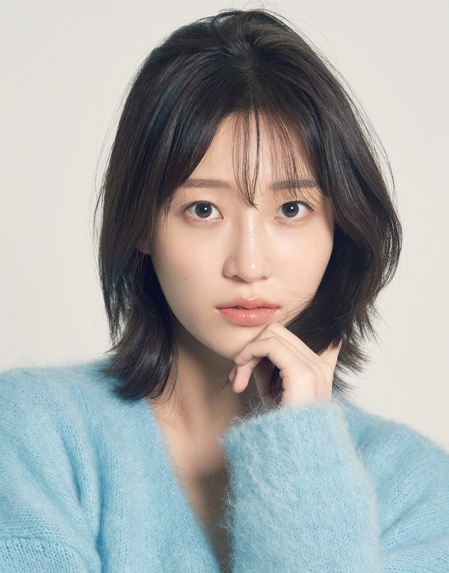 Actor Seo Ji-hye has released a new profile photo that emits innocence and allure.Eat Just Entertainment, a subsidiary company, attracted attention by releasing a photo of a new figure of Seo Ji-hye on October 27th.In the open photo, Seo Ji-hye has a dreamy atmosphere with beautiful yet more sophisticated and mature beautiful looks with her recently transformed hair.She appeals to her own atmosphere by showing her innocent visuals that match the nickname of the first love visual of the people and the alluring beauty that is reversed with her.Seo Ji-hye, who has a variety of poses including a simple white and black look with a natural makeup with little makeup, and a variety of poses including an elegant pose that seems to dance, and filled with photos with her own colors, completes a picture-like cut every cut and shows more attention.This work with Ahn Joo-young photographer led her unique atmosphere and gave her perfect breathing.Seo Ji-hye, who first appeared on the show through Channel A Heart Signal Season 1 in 2017, signed an exclusive contract with Eat Just Entertainment last month and started his full-scale actor activities.kim myeong-mi