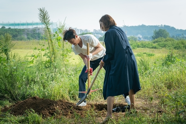 Choi Won-young and Choi You-Wha, my dangerous wife, were caught at the scene of Shoving in Questions, which showed dramatic and dramatic changes in their expressions as if they had gone to heaven and hell.MBN Mon-Tue drama My Dangerous Wife (directed by Lee Hyung-min/playplayplay by Hwang Da-eun/Produced Keith) is a mystery couple brutal drama that anyone can sympathize with at least once, who is married because he loves and keeps his marriage.It is well received for its unpredictable story that hits the back of the head, its immersive performance that makes it impossible to keep an eye on it, and the excellent performance of actors.In the 8th episode, which is broadcasted at 11 pm on the 27th, Choi Won-young and Choi You-Wha are showing signs of 180 degree emotional changes around 5 billion won.In the play, Kim Yun-Cheol (Choi Won-young) and Jin Sun-mee (Choi You-Wha) drag a bag full of 50,000 One bills and climb into a rare field to harden the ground.Kim Yun-Cheol, wearing a thin short-sleeved T-shirt, is sweating and sweating, raising his arms to the sky and expressing his excitement.And standing next to it, Jin Sun-mee smiles brightly, holding a bundle of 50,000 One books in both hands.But at that moment, a questionable text message is received on Kim Yun-Cheols mobile phone, and Kim Yun-Cheol and Jin Sun-mee are shocked after seeing the unexpected message.In the last broadcast, Kim Yun-Cheol, who discovered 5 billion won in the restaurant warehouse, was shocked by the unexpected surprise of Noh Chang-bum (guided) who appeared behind him.Kim Yun-Cheol, who was attacked by his former brother-in-law, Roh Chang-beom, following his wife Shim Jae-kyung, is curious about how he was able to hold 5 billion won again and what the message that devastated Kim Yun-Cheol and Jin Sun-mee is.Choi Won-young and Choi You-Whas Shoveling of Questions screen was filmed in September in Banghwa-dong, Gangseo-gu, Seoul.Choi Won-young and Choi You-Wha were filled with joy that was hit by the money, and then they expressed the temperature difference between the drama and the dramatic emotional change that was pushed back to the brink with a skillful act.In particular, Choi Won-young, despite the cool weather, repeatedly dressed in a thin short-sleeved T-shirt, digging the ground without hesitation, but without any tiredness, he showed infinite physical strength and made the scene warm.