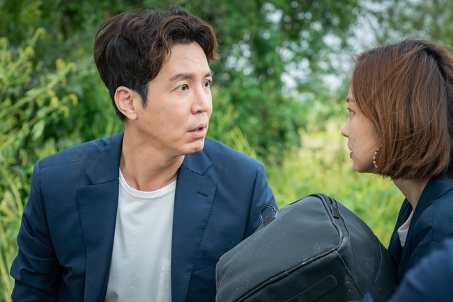 Choi Won-young and Choi You-Wha, my dangerous wife, were caught at the scene of Shoving in Questions, which showed dramatic and dramatic changes in their expressions as if they had gone to heaven and hell.MBN Mon-Tue drama My Dangerous Wife (directed by Lee Hyung-min/playplayplay by Hwang Da-eun/Produced Keith) is a mystery couple brutal drama that anyone can sympathize with at least once, who is married because he loves and keeps his marriage.It is well received for its unpredictable story that hits the back of the head, its immersive performance that makes it impossible to keep an eye on it, and the excellent performance of actors.In the 8th episode, which is broadcasted at 11 pm on the 27th, Choi Won-young and Choi You-Wha are showing signs of 180 degree emotional changes around 5 billion won.In the play, Kim Yun-Cheol (Choi Won-young) and Jin Sun-mee (Choi You-Wha) drag a bag full of 50,000 One bills and climb into a rare field to harden the ground.Kim Yun-Cheol, wearing a thin short-sleeved T-shirt, is sweating and sweating, raising his arms to the sky and expressing his excitement.And standing next to it, Jin Sun-mee smiles brightly, holding a bundle of 50,000 One books in both hands.But at that moment, a questionable text message is received on Kim Yun-Cheols mobile phone, and Kim Yun-Cheol and Jin Sun-mee are shocked after seeing the unexpected message.In the last broadcast, Kim Yun-Cheol, who discovered 5 billion won in the restaurant warehouse, was shocked by the unexpected surprise of Noh Chang-bum (guided) who appeared behind him.Kim Yun-Cheol, who was attacked by his former brother-in-law, Roh Chang-beom, following his wife Shim Jae-kyung, is curious about how he was able to hold 5 billion won again and what the message that devastated Kim Yun-Cheol and Jin Sun-mee is.Choi Won-young and Choi You-Whas Shoveling of Questions screen was filmed in September in Banghwa-dong, Gangseo-gu, Seoul.Choi Won-young and Choi You-Wha were filled with joy that was hit by the money, and then they expressed the temperature difference between the drama and the dramatic emotional change that was pushed back to the brink with a skillful act.In particular, Choi Won-young, despite the cool weather, repeatedly dressed in a thin short-sleeved T-shirt, digging the ground without hesitation, but without any tiredness, he showed infinite physical strength and made the scene warm.