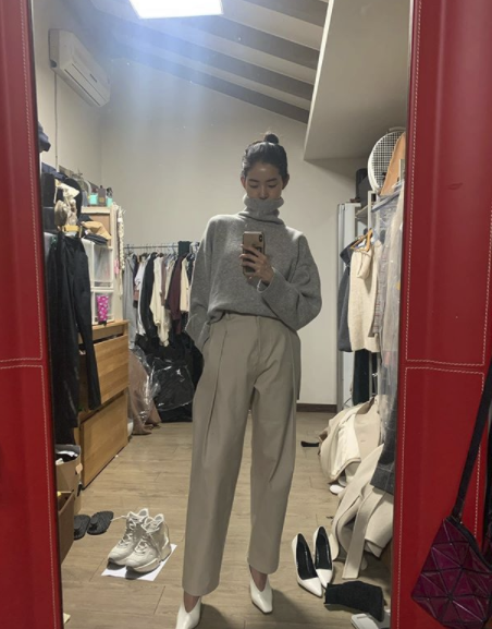 Actor Hwang Seung-eon has revealed her dress room slightly.Hwang Seung-eon posted a picture on his personal Instagram on the 26th with a message It is confusing if you have a lot of views.In the photo, he has his full body shot in the mirror in the camera.Its a dress room that reminds me of the Cheongdam-dong showroom: Hwang Seung-eon is a fashionista representing the entertainment industry.At home, Kill Heel is stealing the attention of those who see it as a stylish styling.Hwang Seung-eon was greatly loved in the movie King of the People in 2014.In addition, he appeared in a number of films such as Sooky Love, Slow Video, Goodbye Single, The King and Memento Mori.In Drama, he also shot eyes in Bad Guys, Heart to Heart, Lets do a ceremony 2, Dead Man, Not a Robot, Time, When I Was Most Beautiful, and recently he played in SBS Alice.SNS