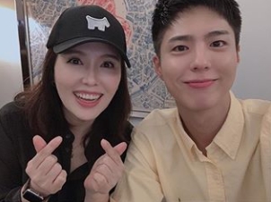 With the Record of Youth Ended, Ha Hee-ra thanked Park Bo-gum.Ha Hee-ra posted a picture with Park Bo-gum on his 27th day with an article entitled Thank you! Always laughing at taking pictures first.I was very happy to film it in gratitude, he said.Thank you for doing well ~  Wherever you are, you will be light and table salt ~ exposed affection for Park Bo-gum in military service.