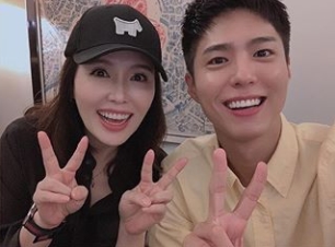 With the Record of Youth Ended, Ha Hee-ra thanked Park Bo-gum.Ha Hee-ra posted a picture with Park Bo-gum on his 27th day with an article entitled Thank you! Always laughing at taking pictures first.I was very happy to film it in gratitude, he said.Thank you for doing well ~  Wherever you are, you will be light and table salt ~ exposed affection for Park Bo-gum in military service.
