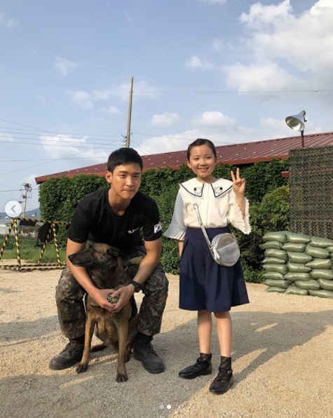 Actor Jang Dong-yoon has released a photo with child actor Dayeon Park.On the 26th, Jang Dong-yoon agency Dong-yi Company official SNS Instagram posted two photos with the article #Jang Dong-yoon #Jang Dong-yoon Actor #ocn # The Search Yong Dong-jin and Swimming with Dayeon Park Actor .Jang Dong-yoon in the open photo is sitting next to Dayeon Park and staring at the camera with a bright smile.OCN Dramatic Cinema The Search (played by Go Myung-joo, directed by Lim Dae-woong, Myung Hyun-woo) is a military thriller set in the first DMZ in Korea.The front-line DMZ tells the story of a mystery disappearance and murder, and the most elite search party composed to reveal its secret. It airs every Saturday and Sunday at 10:30 pm.