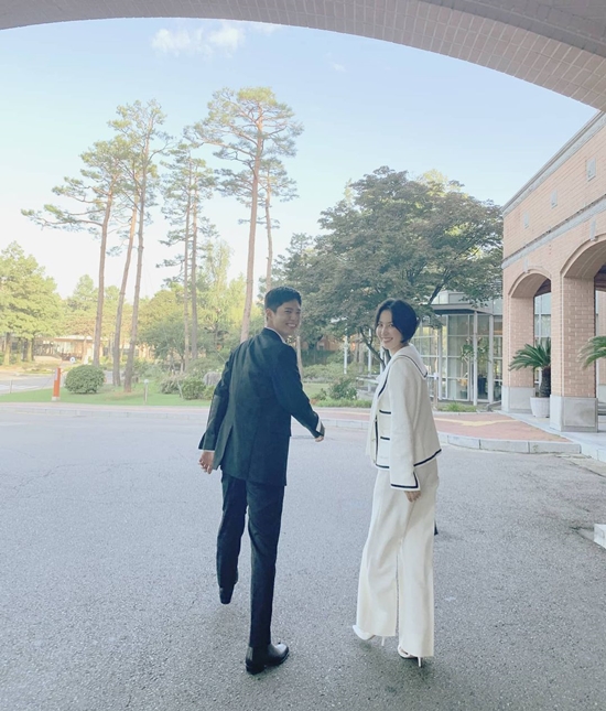 Actor Shin Dong-mi has released a friendly two-shot with Park Bo-gum.On the 27th, Shin Dong-mi wrote on his social media, Finally!!!!!!!!!!!!!!!! # Record of Youth # Last episode # Should catch the premiere # and posted a picture with the article.Shin Dong-mi in the public photo is staring at the camera while walking somewhere with Park Bo-gum.The two people who smile brightly as if they are happy attract attention.On the other hand, TVN Record of Youth starring Shin Dong-mi and Park Bo-gum will be broadcasted at 9 pm on the 27th.Photo = Shin Dong-mi Instagram