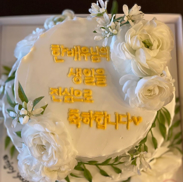 Actor Han Hye-jin enjoyed a happy birthday Party with husband Ki Sung-yueng, daughter La Nación.Han Hye-jin posted a picture on his 27th day in his instagram saying, Thank you for the HBD. Beautiful Cake, the man who takes the picture.Inside the picture is a picture of Han Hye-jin, who celebrated his birthday.Han Hye-jin, who is shooting a certification shot with Cake with the phrase I sincerely congratulate your birthday. His husband, Ki Sung-yueng, came out as a photographer.The chic black outfit added to Han Hye-jins sheer beauty, further radiantly garnering her charm.Han Hye-jin also revealed a little bit of Ki Sung-yueng, and Han Hye-jins neat smile attracted attention.In particular, Han Hye-jin revealed Cake, saying, The last chopping is her, and the cuteness of her daughter La Nación made her smile.Meanwhile, Han Hye-jin recently signed an exclusive contract with Ace Factory.Han Hye-jin and Ki Sung-yueng were married in 2013 and have a daughter La Nación.