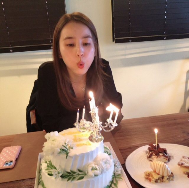 Actor Han Hye-jin enjoyed a happy birthday Party with husband Ki Sung-yueng, daughter La Nación.Han Hye-jin posted a picture on his 27th day in his instagram saying, Thank you for the HBD. Beautiful Cake, the man who takes the picture.Inside the picture is a picture of Han Hye-jin, who celebrated his birthday.Han Hye-jin, who is shooting a certification shot with Cake with the phrase I sincerely congratulate your birthday. His husband, Ki Sung-yueng, came out as a photographer.The chic black outfit added to Han Hye-jins sheer beauty, further radiantly garnering her charm.Han Hye-jin also revealed a little bit of Ki Sung-yueng, and Han Hye-jins neat smile attracted attention.In particular, Han Hye-jin revealed Cake, saying, The last chopping is her, and the cuteness of her daughter La Nación made her smile.Meanwhile, Han Hye-jin recently signed an exclusive contract with Ace Factory.Han Hye-jin and Ki Sung-yueng were married in 2013 and have a daughter La Nación.