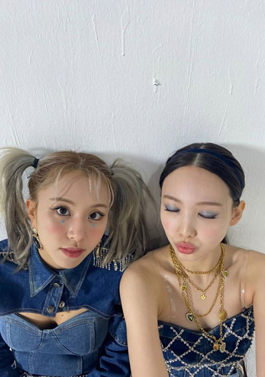 Girls group TWICE members Nayeon and Chaeyoung showed off their witty selfies.On the 28th, Nayeon and Chaeyoung of TWICE posted a number of photos on the official Instagram with the article Blue Like.The two people in the public photos are wearing colorful stage costumes in blue, and they are taking various poses. Especially, mature beauty and mature atmosphere attract attention.The netizens who watched this showed various reactions such as Both are so beautiful, love boys and I am happy together.Meanwhile, TWICE made a surprise comeback on the 26th with the release of Regular 2nd album Eyes wide open.