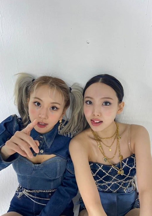 Girls group TWICE members Nayeon and Chaeyoung showed off their witty selfies.On the 28th, Nayeon and Chaeyoung of TWICE posted a number of photos on the official Instagram with the article Blue Like.The two people in the public photos are wearing colorful stage costumes in blue, and they are taking various poses. Especially, mature beauty and mature atmosphere attract attention.The netizens who watched this showed various reactions such as Both are so beautiful, love boys and I am happy together.Meanwhile, TWICE made a surprise comeback on the 26th with the release of Regular 2nd album Eyes wide open.