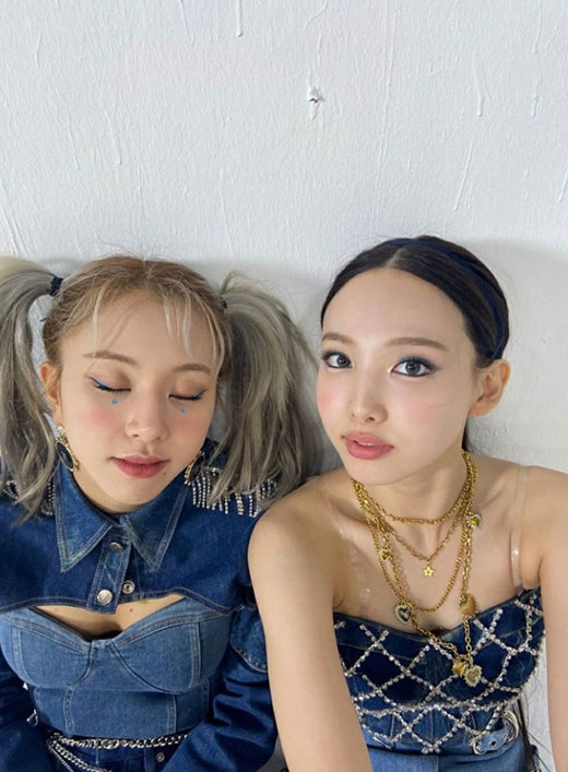 Girls group TWICE members Nayeon and Chaeyoung showed off their witty selfies.On the 28th, Nayeon and Chaeyoung of TWICE posted a number of photos on the official Instagram with the article Blue Like.The two people in the public photos are wearing colorful stage costumes in blue, and they are taking various poses. Especially, mature beauty and mature atmosphere attract attention.The netizens who watched this showed various reactions such as Both are so beautiful, love boys and I am happy together.Meanwhile, TWICE made a surprise comeback on the 26th with the release of Regular 2nd album Eyes wide open.