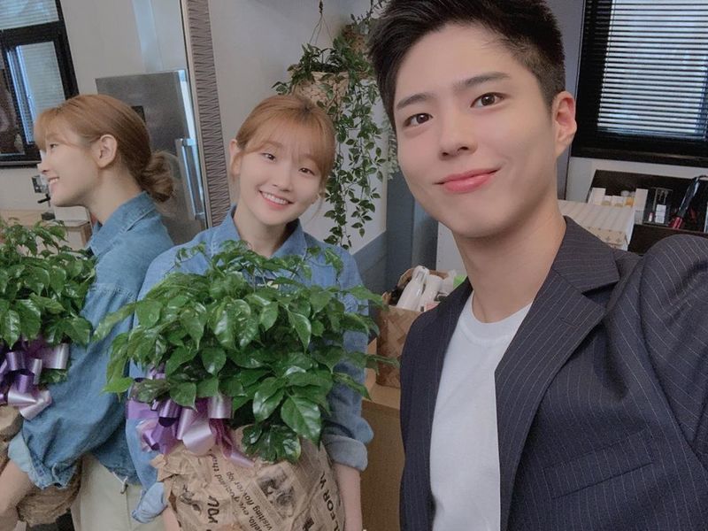 Park So-dam, Park Bo-gum two shots were released in big numbers.Actor Park So-dam posted an article and a photo on his instagram on October 27th, Hye Jun x Jeong Ha Hi ..! Record of Youth Thank you.The released photos are a variety of selfies taken together by Park So-dam and Park Bo-gum, who left two shots with Selfie during the shoot.Their smiles make the viewers feel good.