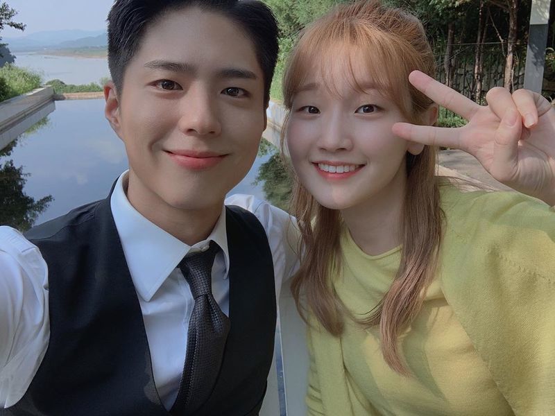 Park So-dam, Park Bo-gum two shots were released in big numbers.Actor Park So-dam posted an article and a photo on his instagram on October 27th, Hye Jun x Jeong Ha Hi ..! Record of Youth Thank you.The released photos are a variety of selfies taken together by Park So-dam and Park Bo-gum, who left two shots with Selfie during the shoot.Their smiles make the viewers feel good.