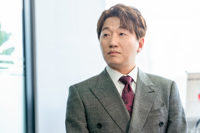 Actor Lee Chang-hoon expressed his feelings about TVN Drama Record of Youth End.Lee Chang-hoon, who played as model agency representative Lee Tae-soo in the end of Record of Youth on October 27, said on the 28th, I wanted to show a common, ordinary billon in reality.Lee Chang-hoon said, I thought that Lee Tae-soo had a role to play in the play. He thought that he should show the harsh pain and betrayal that he should suffer in this industry through Lee Tae-soo, rather than just harassing Sa Hye-joon (Park Bo-gum).I decided that it would give more power to Hye Juns growth. I tried to look like an industry person who is strong in desire and can see anywhere, rather than just being a bad station, he added. Maybe the director and the artist wanted me to be a villain of everyday tone.Lee Chang-hoon led the exciting development of Drama as a vice representative who disturbed Sa Hye-joons way.From the very beginning, I bought the anger of Record of Youth fans with realistic reality acting such as spreading rumors toward Sa Hye-joon or spreading bad stories toward Lee Min-jae (Shin Dong-mi).He said, I had a lot of troubles and worries before I appeared, but as soon as I went into the filming, I thought, Why did you worry?Actors and co-work were good, he said, thanking the staff and the work together.Lee Chang-hoon, who showed a smooth appearance in his previous works Spring Night and Black Dog, showed the opposite image in this Record of Youth and proved his wide character digestion ability.