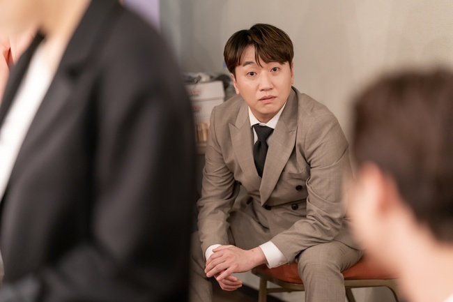 Actor Lee Chang-hoon expressed his feelings about TVN Drama Record of Youth End.Lee Chang-hoon, who played as model agency representative Lee Tae-soo in the end of Record of Youth on October 27, said on the 28th, I wanted to show a common, ordinary billon in reality.Lee Chang-hoon said, I thought that Lee Tae-soo had a role to play in the play. He thought that he should show the harsh pain and betrayal that he should suffer in this industry through Lee Tae-soo, rather than just harassing Sa Hye-joon (Park Bo-gum).I decided that it would give more power to Hye Juns growth. I tried to look like an industry person who is strong in desire and can see anywhere, rather than just being a bad station, he added. Maybe the director and the artist wanted me to be a villain of everyday tone.Lee Chang-hoon led the exciting development of Drama as a vice representative who disturbed Sa Hye-joons way.From the very beginning, I bought the anger of Record of Youth fans with realistic reality acting such as spreading rumors toward Sa Hye-joon or spreading bad stories toward Lee Min-jae (Shin Dong-mi).He said, I had a lot of troubles and worries before I appeared, but as soon as I went into the filming, I thought, Why did you worry?Actors and co-work were good, he said, thanking the staff and the work together.Lee Chang-hoon, who showed a smooth appearance in his previous works Spring Night and Black Dog, showed the opposite image in this Record of Youth and proved his wide character digestion ability.