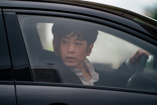 Moon Jung-hyuk, Yoo In-nas suspicious move was captured.MBC tree mini series Spy who Loved Me (director Lee Jae-jin/playplayplayed Lee Ji-min) revealed Jeon Ji-hoon (played by Moon Jung-hyuk) who turned on secret police mode on October 28, before the third broadcast, and closely monitored Kang In-na for 24 hours.The beauty of Yeris eyes chasing something is also caught and adds to the curiosity.In the last broadcast, Jeon Ji-hoon and Kang-aem were reunited in five years after their divorce.Kang, who was trying to celebrate Friend Sophie (Yoon So-hee), and Jeon Ji-hoon, who is in operation, met in Jeju Island where their memories were filled.Sophie, who sensed the danger and ran out of the party, was Jeon Ji-huns important national intelligence service and Kang Ae-rums Friend.Jeon Ji-hoon hid his identity and searched for Kang and Sophie, but Sophie was shocked by the death of the question.Here, the full-fledged appearance of Kangs current husband and industry, Spy Derek Hyun (played by Lim Joo-hwan), and the appearance of Kangs beautiful chewing on Sophies words raised expectations for the unpredictable intelligence to be unfolded in the future.In the meantime, the images of Jeon Ji-hoon and Kang-eum, who track Sophies death in their own way in the public photos, stimulate curiosity.His sad eyes show his determination as if he had promised something. His sharp eyes, watching the beauty of the river, are also interesting.In an earlier trailer, Ban Jin-min (played by Kim Tae-woo), director of Interpols Asia branch, ordered Jeon to investigate Kangs beauty.Jeon Ji-hoon, who responded, I know nothing beautiful, eventually follows him and adds curiosity. In the photo, the image of Kang-eum, who triggered the Yeri Chum, is also exciting.The appearance of Kang, who has blood on his forehead and is not shaken, makes him more curious about his performance.Kang and Ji-hoon, who started to question Sophies death, failed to prevent the death of the National Intelligence Service.Attention is focusing on the move of the divorced couple caught up in the spy war.bak-beauty