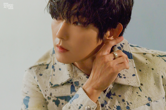 Lee Joon-gis endless charm has been revealed.Behindcut was unveiled on October 28 amid a hot response from the Actor Lee Joon-gi pictorial with the magazine Arena Homme Plus.This behind-the-scenes cut is filled with another anti-war charm, unlike the recent popular drama Flower of Evil starring Lee Joon-gi.The appearance of a stylish dress from clothes to accessories perfectly with his own personality proves his power, famous for his original painting artist.The unique atmosphere that changes into various colors according to styling also contains the aspect of an Acting artisan who creates a new character for each work.minjee Lee