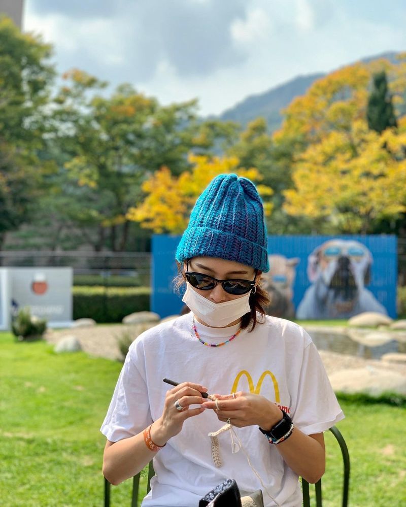 Singer and Actor Kim Jae-kyung has released the latest news through SNS.Kim Jae-kyung posted several photos on his social media on October 28.Kim Jae-kyung in the photo showed her knitting; Kim Jae-kyung showed off her outstanding fashion sense by wearing blue beanies and sunglasses.Meanwhile Kim Jae-kyung appeared in the SBS drama I Love You in the First Sight, which ended in 2019.jang hee-soo