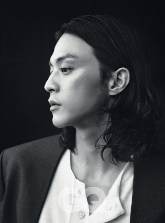 A deadly pictorial of Actor Kim Ji-hoon has been released.Kim Ji-hoons picture, which recently performed as a psychopath Baek Hee-seong in the End TVN Tree Drama Flower, was released in the November issue of Zikyu.The picture and interview of Kim Ji-hoon, a fatal long-haired handsome man, can be found in the November issue of Zikyu.Photo-Jikyu