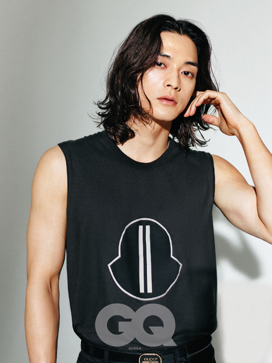 A deadly pictorial of Actor Kim Ji-hoon has been released.Kim Ji-hoons picture, which recently performed as a psychopath Baek Hee-seong in the End TVN Tree Drama Flower, was released in the November issue of Zikyu.The picture and interview of Kim Ji-hoon, a fatal long-haired handsome man, can be found in the November issue of Zikyu.Photo-Jikyu